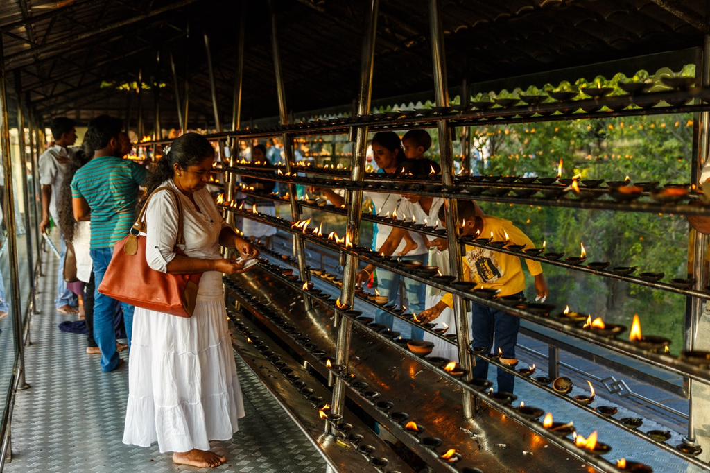 Groß (kandy-sri-lanka-jan-17-2017-hindu-people-in-r-2024-11-10-23-10-46-utc).webp